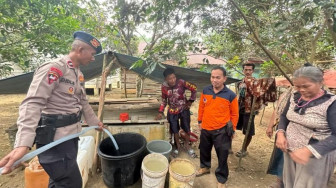 Brimob Jambi Salurkan Ribuan Liter Air Bersih untuk Suku Anak Dalam